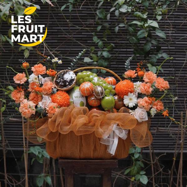 Giỏ trái cây kèm hoa tươi